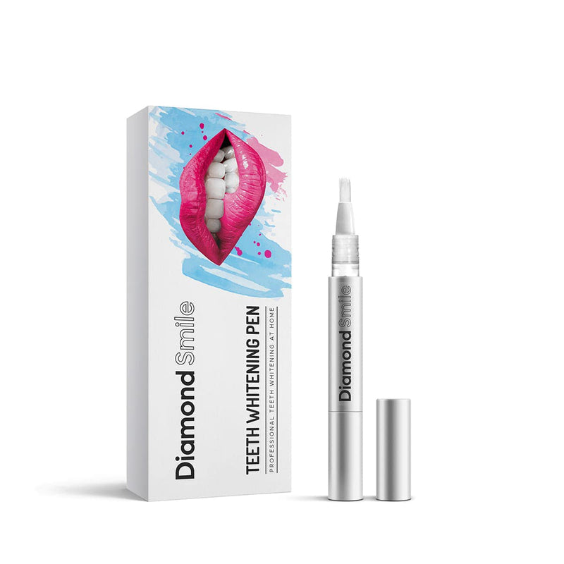 Kvinne påfører Diamond Smile tannblekingspenn på tennene
