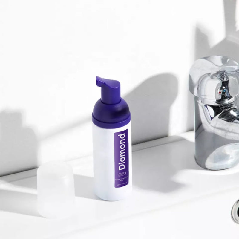 Diamond Smile lilla tannblekningsskum mot en hvit bakgrunn på badet